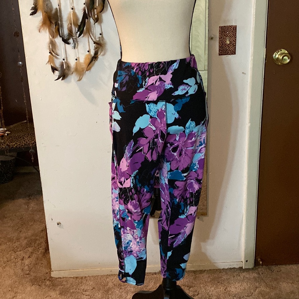 🌻🌻Kay unger active wear floral print crop bottom with side cellphonepockets